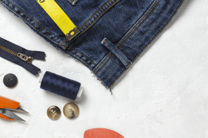 8 Ide Unik untuk Menampilkan Jaket Almamater Anda di Rumah