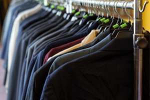 Perbandingan Harga Jaket Almamater di Pasaran