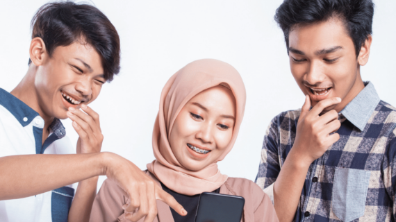 Kenangan Tak Terlupakan: Cerita Alumni dengan Jaket Almamater