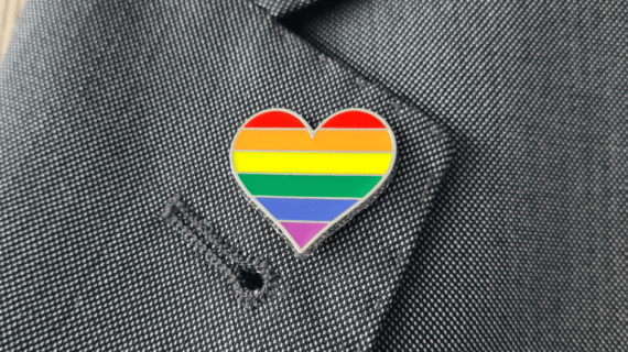 Jaket Almamater dan Kebanggaan Institusi