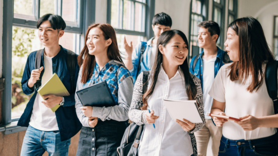 Jaket Almamater dan Perannya dalam Pengenalan Kampus