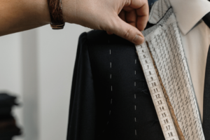 Panduan Ukuran Jas Almamater untuk Berbagai Tubuh