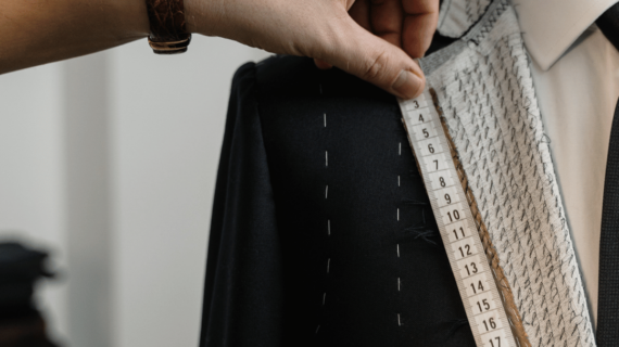 Panduan Ukuran Jas Almamater untuk Berbagai Tubuh