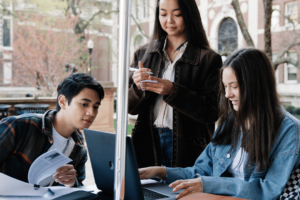 Proses Desain Jas Almamater yang Melibatkan Mahasiswa