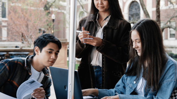 Proses Desain Jas Almamater yang Melibatkan Mahasiswa