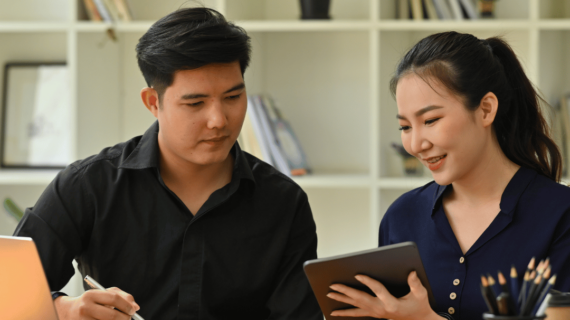 Seragam Kerja Bikin Loyal? Ini Dia Efeknya ke Moral Karyawan!