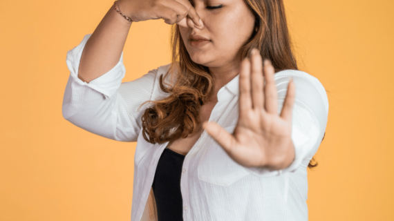 Kenapa Jaket Baru Bau Apek? Ini Penyebab dan Solusinya