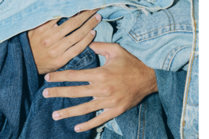 Perbedaan Denim dan Jeans: Panduan Lengkap Buat Kamu yang Suka Jaket Custom